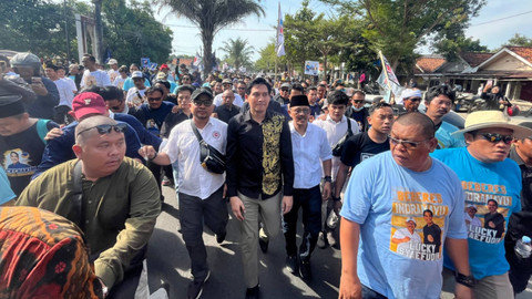 Lucky Hakim saat menerima berkas dari Ketua KPU Indramayu, Masykur yang sudah diterima dan lolos mengikuti Pilkada 2024 di Indramayu, 27 Agustus 2024. Foto: Panji Asmara/kumparan