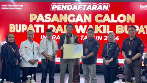Lucky Hakim saat menerima berkas dari Ketua KPU Indramayu, Masykur yang sudah diterima dan lolos mengikuti Pilkada 2024 di Indramayu, 27 Agustus 2024. Foto: Panji Asmara/kumparan