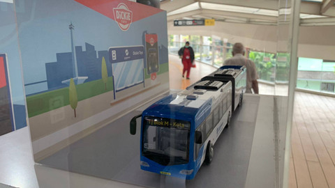 Mainan replika bus gandeng Transjakarta.  Foto: Luthfi Humam/kumparan