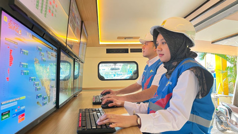 Petugas PLN melakukan pengawasan kelancaran penyediaan pasokan listrik untuk PON XXI Aceh-Sumut 2024. Foto: Dok. PLN