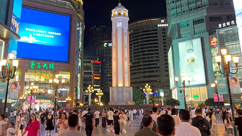 Liberation Monument di pusat Kota Chongqing, China.  Foto: Tiara Hasna/kumparan