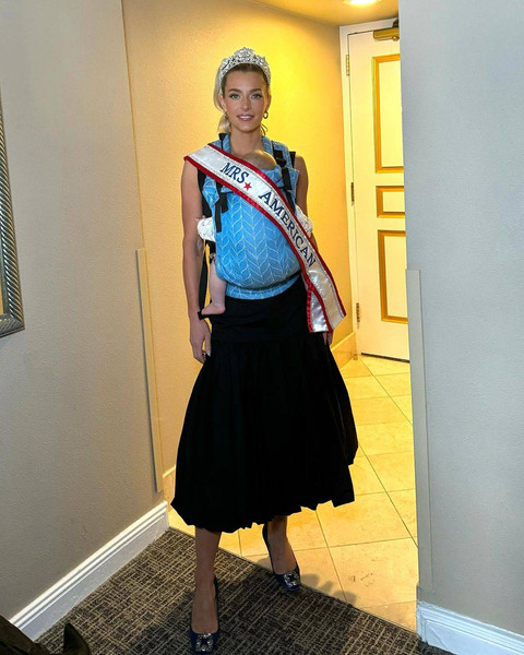 Potret Hannah Neeleman menggendong bayinya saat hadir di ajang Mrs. American 2024. Foto: Instagram @ballerinafarm