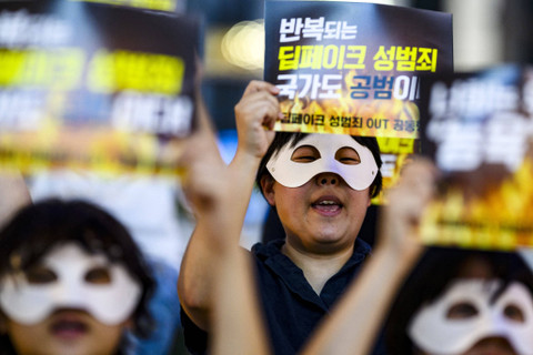 Ratusan perempuan Korsel demo meminta perlindungan pemerintah dari kejahatan seksual deepfake daring. Foto: AFP/Antony Wallace