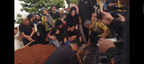 Prosesi pemakaman keponakan Ayu Ting Ting. Foto: Dok: Istimewa 