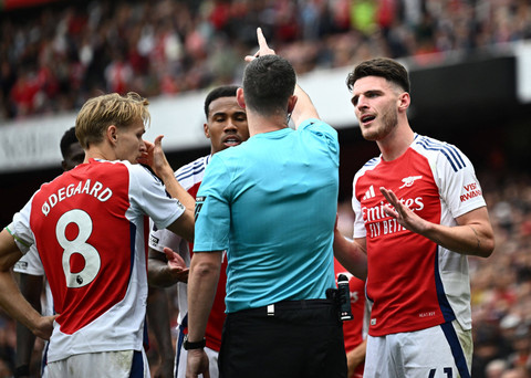 Declan Rice (kanan) diusir wasit saat Arsenal vs Brighton & Hove Albion dalam laga pekan ketiga Liga Inggris 2024/25 di Stadion Emirates pada pukul 18:30 WIB, Sabtu (31/8). Foto: REUTERS/Dylan Martinez