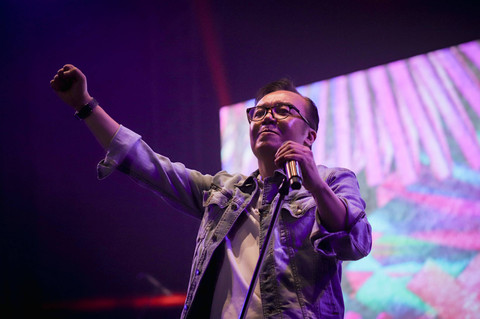 Penyanyi Ari Lasso menghibur penonton konser musik SKYAVENUE 2024 yang digelar di Istora Senayan, Kompleks Gelora Bung Karno, Jakarta, Sabtu (31/8/2024). Foto: Jamal Ramadhan/kumparan
