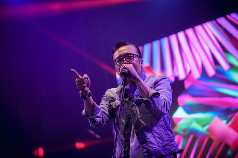 Penyanyi Ari Lasso menghibur penonton konser musik SKYAVENUE 2024 yang digelar di Istora Senayan, Kompleks Gelora Bung Karno, Jakarta, Sabtu (31/8/2024). Foto: Jamal Ramadhan/kumparan