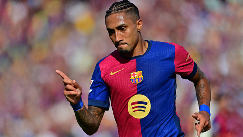 Penyerang Barcelona asal Brasil Raphinha merayakan mencetak gol dalam laga pertandingan sepak bola liga Spanyol antara FC Barcelona dan Real Valladolid FC di Estadi Olimpic Lluis Companys di Barcelona pada 31 Agustus 2024. Foto: MANU QUINTERO / AFP