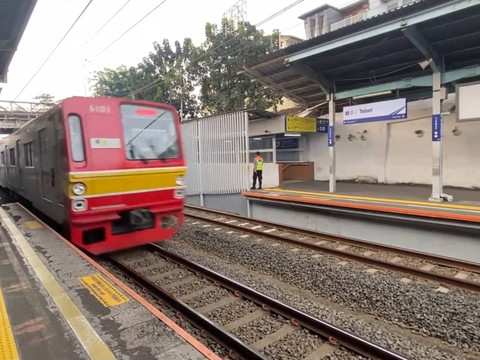 KRL datang di Stasiun Tebet