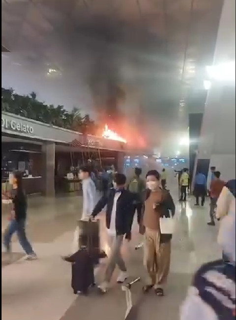 Api membakar bagian atas salah satu tennant di Terminal 3 Keberangkatan Bandara Soekarno Hatta, Minggu (1/9) Foto: Dok: Istimewa 