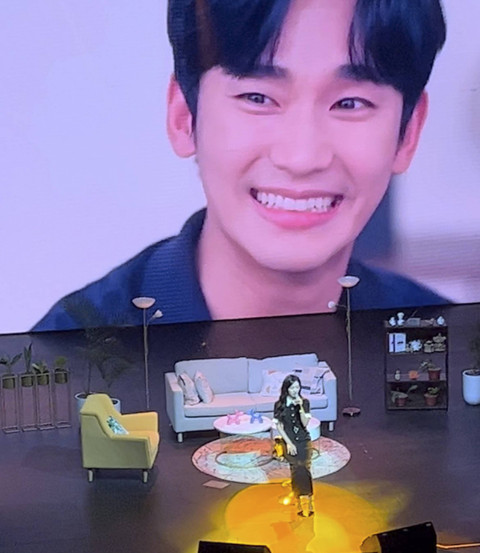 Kim Soo Hyun 'dihadirkan' di fan meeting Kim Jiwon di JIExpo Theatre, Jakarta Pusat, Sabtu (31/8/2024). Foto:  D.N Mustika Sari/kumparan