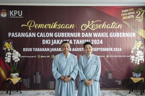 Pasangan bakal calon Gubernur dan bakal calon Wakil Gubernur DKI Jakarta Dharma Pongrekun (kiri) dan Kun Wardana (kanan) bersiap menjalani pemeriksaan kesehatan di RSUD Tarakan, Jakarta, Minggu (1/9/2024). Foto: Dhemas Reviyanto/ANTARA FOTO