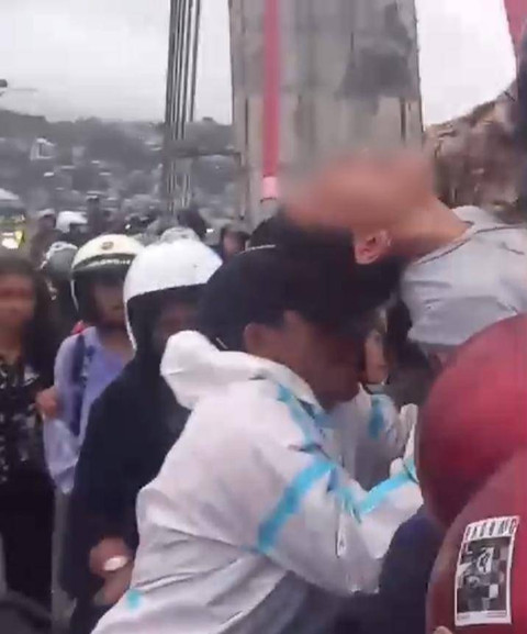Aksi heroik Sersan Kepala Sahupala, anggota Deninteldam XV/Pattimura Ambon selamatkan mahasiswi yang ingin bunuh diri di Ambon. Foto: Dok: Istimewa 