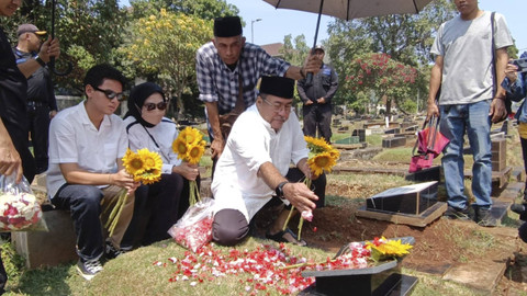 Bakal calon wakil gubernur Jakarta dari PDIP, Rano Karno berziarah ke makam tokoh Betawi, Babe Sabeni dan Hj. Siti Aminah Tjendrakasih alias Mak Nyak di Taman Pemakaman Umum (TPU) Karet Bivak, Jakarta Pusat, Minggu (1/9/2024). Foto: Zamachsyari/kumparan