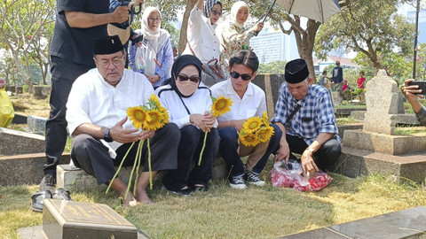 Bakal calon wakil gubernur Jakarta dari PDIP, Rano Karno berziarah ke makam tokoh Betawi, Babe Sabeni dan Hj. Siti Aminah Tjendrakasih alias Mak Nyak di Taman Pemakaman Umum (TPU) Karet Bivak, Jakarta Pusat, Minggu (1/9/2024). Foto: Zamachsyari/kumparan