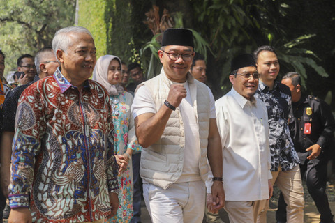 Penyambutan Pasangan Calon Gubernur dan Wakil Gubernur Jakarta Ridwan Kamil dan Suswono saat menghadiri peresmian relawan 'Berkah' di kawasan Bambu Apus, Jakarta, Minggu (1/9/2024). Foto: Iqbal Firdaus/kumparan