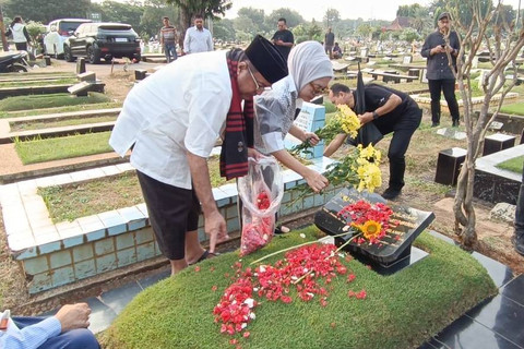 Bacawagub gubernur Jakarta Rano Karno berziarah ke makam orang tuanya di TPU Tanah Kusir, Jakarta Selatan, Minggu (1/9/2024). Foto: Zamachsyari/kumparan