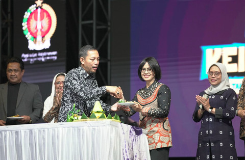 Aris Eko Nugroho memberikan tumpeng kepada salah satu birokrat pemangku keistimewaan. Foto: Dok. Istimewa