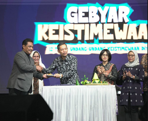 Paniradya Pati, Aris Eko Nugroho, memberikan tumpeng kepada Widihasto Wasana Putra. Foto: Dok. Istimewa