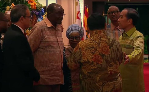 Presiden Joko Widodo (Jokowi) dan Prabowo Subianto di acara acara gala dinner kepala negara dan delegasi Indonesia Africa Forum (IAF), Minggu (1/9) malam. dok YouTube Setpres