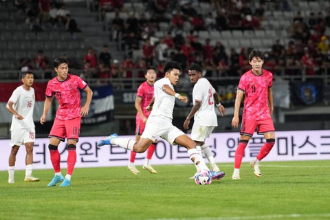 Pemain Timnas U-19 Indonesia berebut bola dengan pemain Timnas U-19 Korea Selatan pada pertandngan Seoul Earth On Us Cup, Mokdong Stadium, Seoul, Korea Selatan, Minggu (1/9/2024). Foto: PSSI