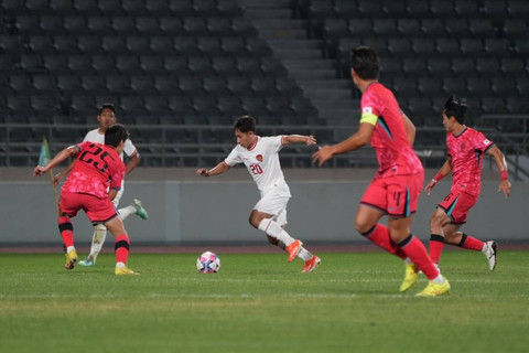 Pemain Timnas U-19 Indonesia Arlyansyah Abdulmanan berusaha melewati pemain Timnas U-19 Korea Selatan pada pertandingan Seoul Earth On Us Cup, Mokdong Stadium, Seoul, Korea Selatan, Minggu (1/9/2024). Foto: PSSI