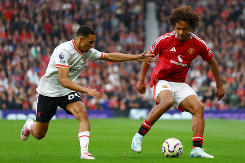 Pemain Manchester United Joshua Zirkzee berebut bola dengan pemain Liverpool Trent Alexander-Arnold pada pertandingan Liga Inggris di Old Trafford, Manchester, Inggris, Minggu (1/9/2024). Foto: Molly Darlington/REUTERS