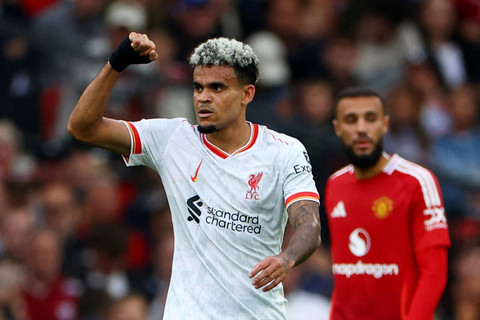 Selebrasi pemain Liverpool Luis Diaz usai mencetak gol ke gawang Manchester United pada pertandingan Liga Inggris di Old Trafford, Manchester, Inggris, Minggu (1/9/2024). Foto: Molly Darlington/REUTERS