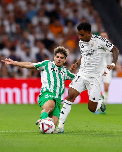 Real Madrid meraih kemenangan saat menjamu Real Betis dalam pertandingan lanjutan Liga Spanyol 2024/25 di Santiago Bernabeu, Senin (2/9) dini hari WIB. Foto: Real Madrid.