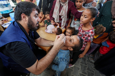 Seorang anak Palestina diberikan Vaksin Polio di pusat layanan kesehatan Perserikatan Bangsa-Bangsa di Deir Al-Balah, Jalur Gaza, Minggu (1/9/2024). Foto: Ramadan Abed/REUTERS
