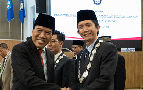 Rektor Undip Prof. Yos Johan Utama (kiri) menyalami Dr. dr. Yan Wisnu Prajoko yang dilantik sebagai Dekan FK Undip pada 15 Janauri 2024.  Foto: Dok Undip