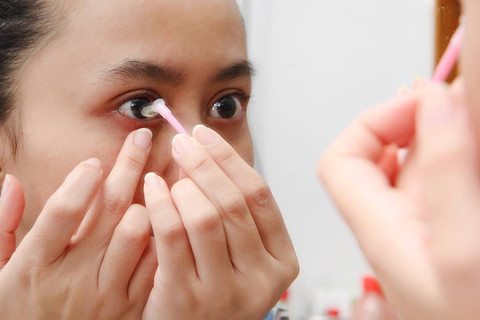 Ilustrasi perempuan memakai softlens atau lensa kontak. Foto: Shutterstock