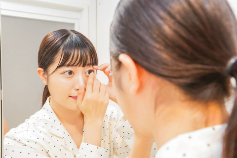 Ilustrasi perempuan memakai softlens atau lensa kontak. Foto: Shutterstock