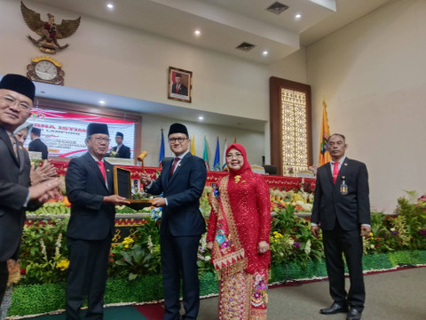 Penyerahan palu sidang kepada pimpinan sementara DPRD Provinsi Lampung periode 2024-2029 Ahmad Giri Akbar dari Fraksi Gerindra dan Kostiana dari Fraksi PDIP | Foto : Eka Febriani / Lampung Geh
