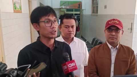 Komisioner KPU Jatim Divisi Sosialisasi, Pendidikan Pemilih, dan Partisipasi Masyarakat (Sosdiklih Parmas), Nur Salam, Ketua KPU Jatim, Aang Kunaifi dan Komisioner KPU Jatim, Choirul Umam di RSUD Dr. Soetomo Surabaya, Senin (2/9/2024). Foto: Farusma Okta Verdian/kumparan