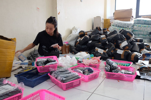 Keseharian Catheline mempersiapkan pesanan pengguna Lazada. Foto: dok. Lazada