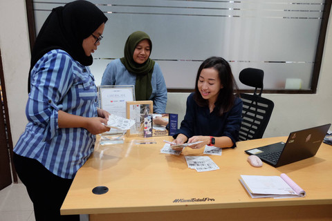 Catheline berdiskusi dengan para pekerjanya. Foto: dok. Lazada