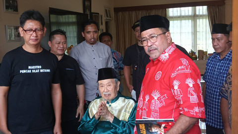 Bacawagub Jakarta Rano Karno mengunjungi Mayjen TNI (Purn) Eddie Marzuki Nalapraya di Bogor. Foto: Dok. kumparan