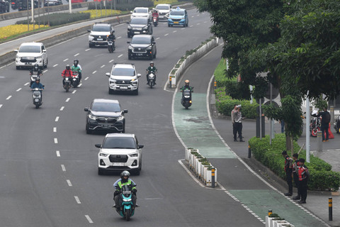 Sejumlah polisi berjaga di tepi jalan jelang kedatangan Pemimpin Gereja Katolik Dunia Paus Fransiskus di Jalan Jenderal Sudirman, Jakarta, Selasa (3/9/2024). Foto: ANTARA FOTO/ Akbar Gumay