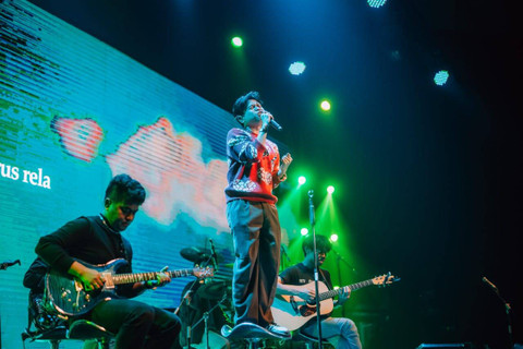 Juicy Luicy dan Adrian Khalif tutup tur di Bandung.  Foto: Dok. Istimewa