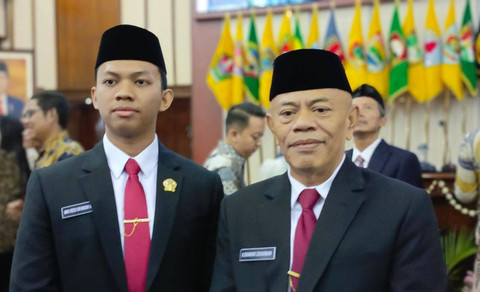 Muh. Rizqi Iskandar Muda (kiri) Anggota DPRD Jawa Tengah termuda, dilantik bersama sang ayah, Iskandar Zulkarnain. Foto: Dok. Istimewa