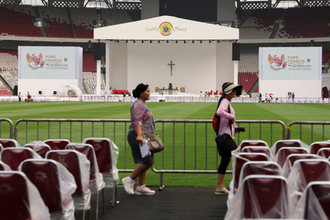 Suasana persiapan misa akbar yang akan dipimpin oleh Paus Fransiskus di Kompleks Stadion Gelora Bung Karno, Jakarta, Selasa (3/9/2024). Foto: Ajeng Dinar Ulfiana/REUTERS 