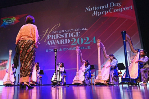 Sherazade saat mengikuti ajang harpa internasional. Foto: Dok. Pribadi