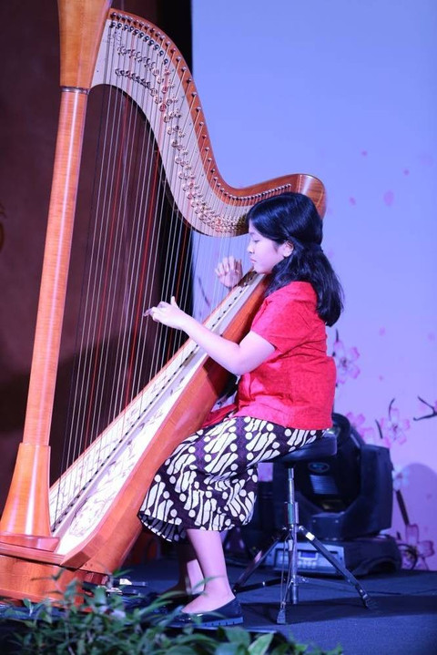 Sherazade saat mengikuti ajang harpa internasional. Foto: Dok. Pribadi