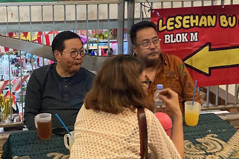 Pramono Anung dan Rano Karno makan malam di Lesehan Bu Gendut Blok M, Jakarta Pusat, Selasa (3/8/2024). Foto: Alya Zahra/Kumparan