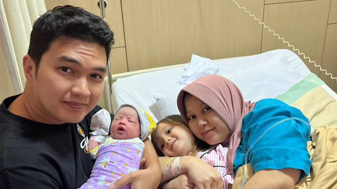 Aldi taher umumkan kelahiran anak keempat. Foto: Instagram@alditaher.official