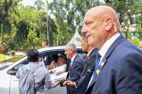 Paus Fransiskus menyapa para warga sebelum bertemu Presiden Joko Widodo di Istana Merdeka, Rabu (4/9). Foto: Iqbal Firdaus/kumparan