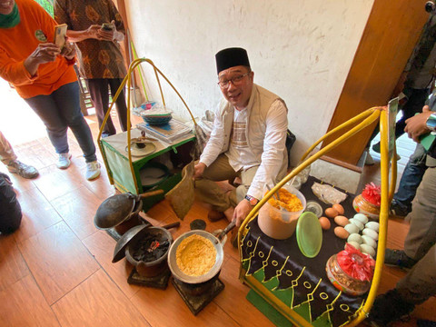 Ridwan Kamil membuat kerak telur di Rumah Makan Betawi, Setu Babakan, Jakarta Selatan pada Rabu (4/9). Foto: Abid Raihan/kumparan