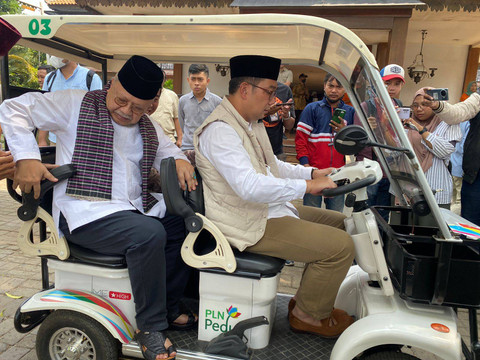 Kegiatan M Ridwan Kamil dan Fauzi Bowo di Rumah Makan Betawi, Setu Babakan, Jakarta Selatan pada Rabu (4/9). Foto: Abid Raihan/kumparan