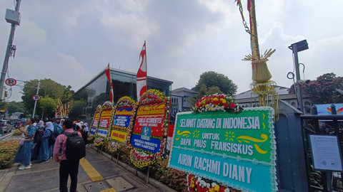 Suasana di depan Katederal Jakarta sambut kedatangan Paus Fransiskus pada, Rabu (3/9). Foto: Thomas Bosco/kumparan